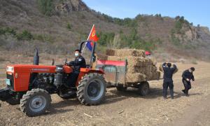 五一时节农耕忙 移民警察不打烊