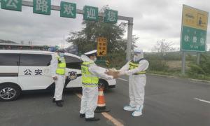 民警接力送药解民忧
