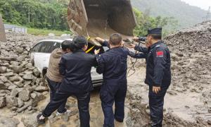 路遇泥石流被埋 林芝移民管理警察紧急救援