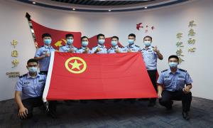 凤凰出入境边防检查站开展“我与团旗同框”主题活动