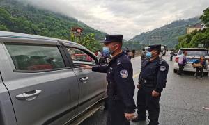 架科底边境派出所为学生安全离校“保驾护航”