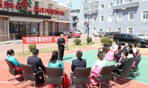 边检民警与少数民族群众庆建团百年