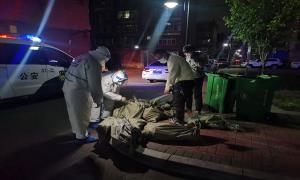 移民管理警察连夜送书助力学子线上复课