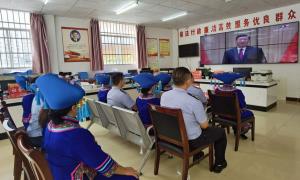 凭祥边境检查站与壮族群众一同观看中国共产主义青年团成立100周年大会直播盛况