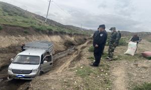 车辆被困山区 及时帮助脱困境