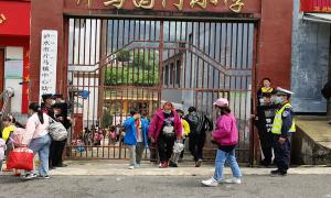 片马边境派出所民警“护学岗”准时上岗