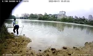 女孩为猫轻生跳江 民警火速救下