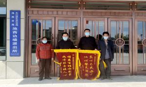 长白山池西边境派出所解决群众落户难题