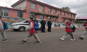 大栗子边境派出所民警站好“护学岗”