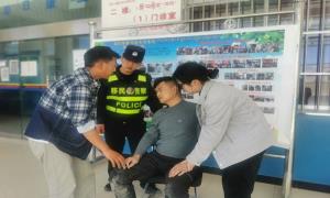 西藏骑行出事故 移民警察忙救援