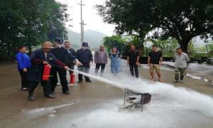 那花边境派出所联合消防救援部门组织辖区少数民族群众开展消防灭火演练