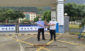 缉枪治爆宣传入人心 群众主动上交枪支弹药
