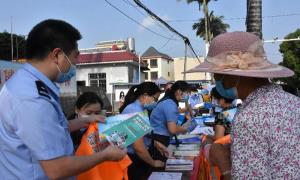 民警联合多部门“摆地摊”开展普法宣传活动