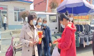 跟着群众赶集 让平安建设宣传接地气