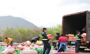 货车侧翻，移民管理警察及时救援