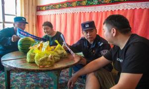 移民管理警察“别样”端午节绽放民族团结之花