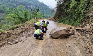 洛本卓边境派出所积极开展雨天道路交通安全隐患排查