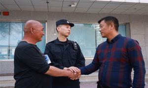 男子粗心转错10万元 移民管理警察不到三小时悉数追回