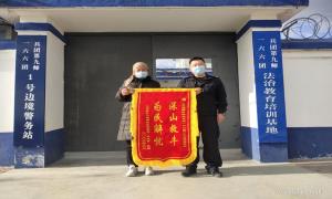 民警施救跌落泄洪道被困小牛