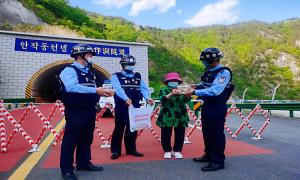 真情做皮 爱心为馅 辖区群众给民警送来饺子