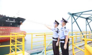 通关零等待 靠港即可卸货！——洋浦出入境边防检查站站为海南自由贸易港建设“加油！”