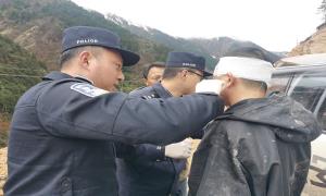 车辆坠落100米山崖 移民管理警察冒险救援