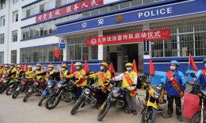 外卖小哥一边送餐一边普法