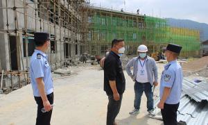 片马边境派出所护航边民互市场“惠民工程”项目建设安全发展