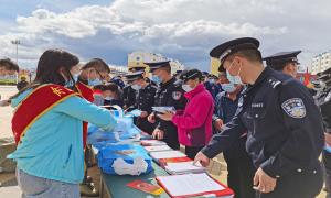 满洲里城北屯边境派出所参加“民族法治宣传周”活动