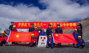 梦想起飞 快乐六一 警民手拉手护界碑