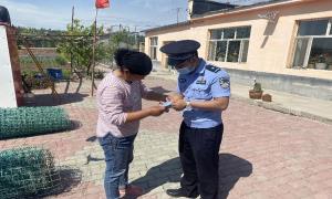 民警送证上门 服务暖人心