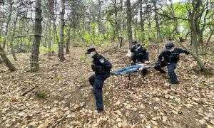 六旬老人深山被困！移民管理警察黄金5小时搜山救人