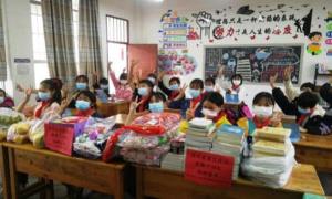 皇岗边检民警为云南马关县阿峨小学孩子圆梦助力