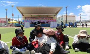 霍尔边境派出所联合小学开展联谊活动