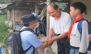 “背包警务”里的“六一儿童节”礼物