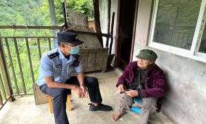 走访孤寡老人构筑警民连心桥