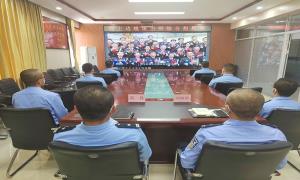 向上边境派出所民警积极收看国家移民管理机构英模代表“云宣讲”活动