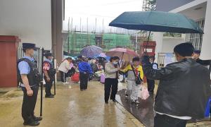 雨中“护学岗”最美风“警”线