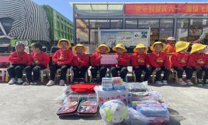 移民警察叔叔“六一”携“礼”进校园