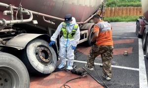 油罐车高速爆胎 民警无接触救助获赞誉