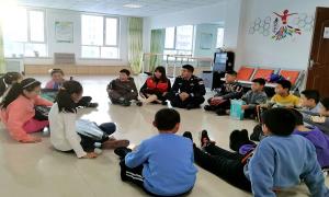 移民管理警察进校园送同学们“六一平安大礼包”