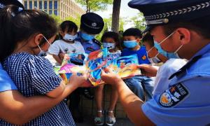 民警与萌娃畅游海洋世界