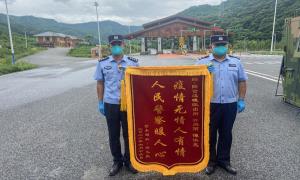 货车司机千里接力为民警送锦旗