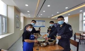 浓浓警民情 粽香暖人心