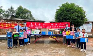 皇岗出入境边防检查站“六一”前夕千里送温暖