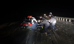 “海拔4800”雨夜移民警察紧急救援 帮助群众脱困