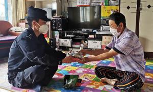 “粽情端午”慰问辖区老人