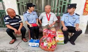 凭祥边境派出所民警慰问光荣在党50年老党员