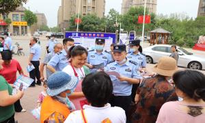 徐州出入境边防检查站联合大龙湖分局开展反赌诈宣传活动