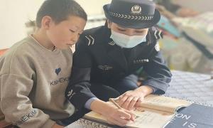 民警化身“教师”辅导“迷路”学生